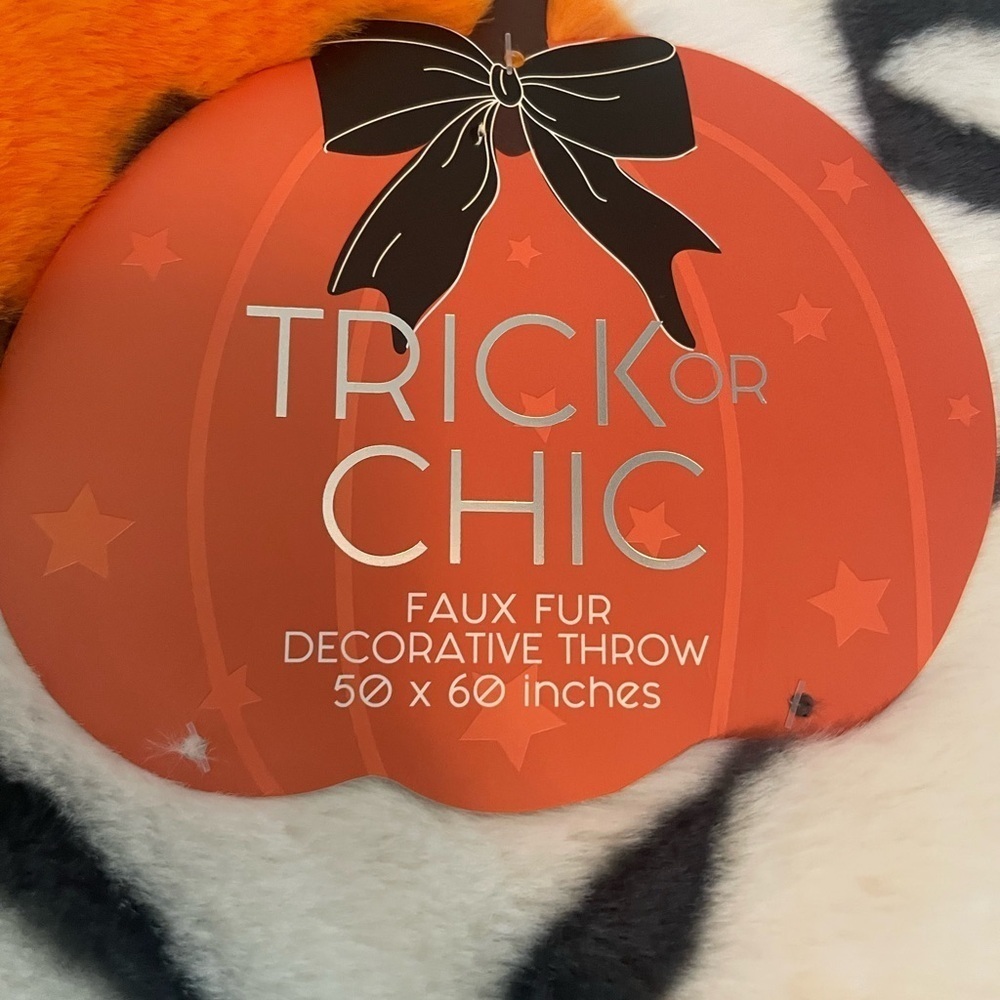 Trick or Chic Halloween pumpkins and ribbon bows faux fur 50x60 inches - Picture 2 of 3
